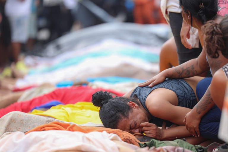 Dezenas de corpos são trazidos por moradores para a Praça São Lucas, na Penha, zona norte do Rio de Janeiro.