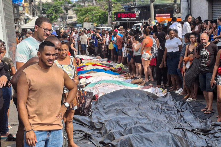 Rio de Janeiro (RJ), 29/10/2025 - Dezenas de corpos são trazidos por moradores para a Praça São Lucas, na Penha, zona norte do Rio de Janeiro, após ação policial da Operação Contenção.