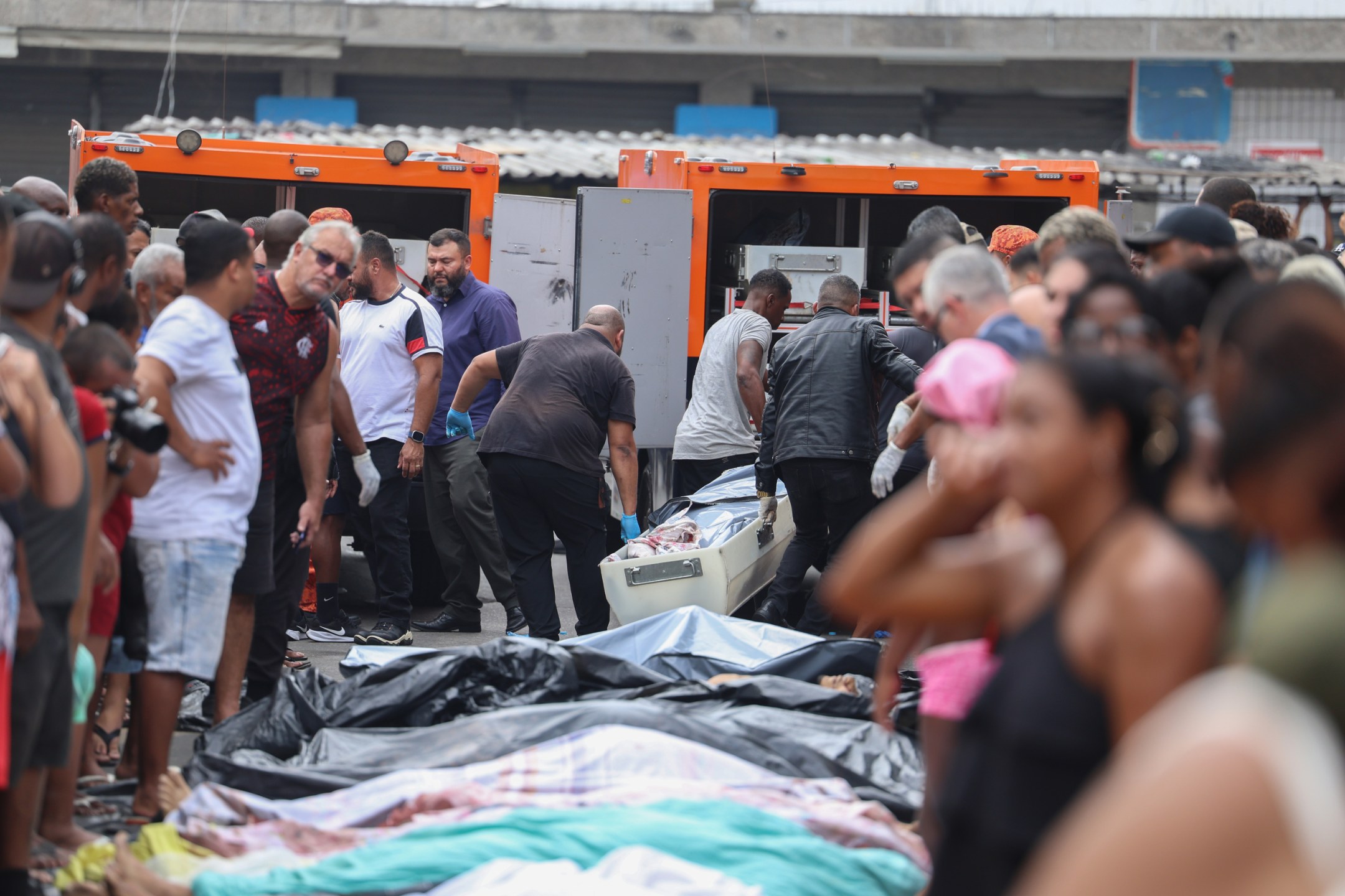 Dezenas de corpos são trazidos por moradores para a Praça São Lucas, na Penha, zona norte do Rio de Janeiro.
Foto: Tomaz Silva /Agência Brasil