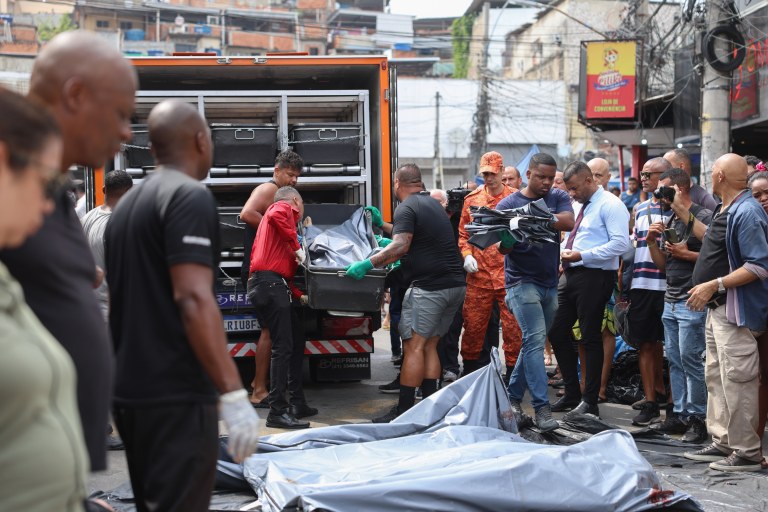Dezenas de corpos são trazidos por moradores para a Praça São Lucas, na Penha, zona norte do Rio de Janeiro. Operação Contenção.