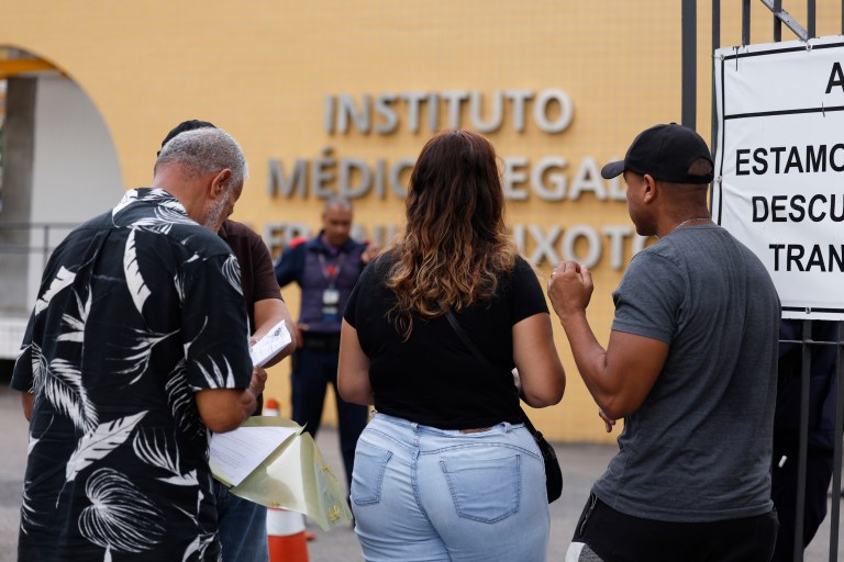 Parentes chegam ao IML para reconhecimento das vítimas da operação polícicial mais letal da história do Rio de Janeiro