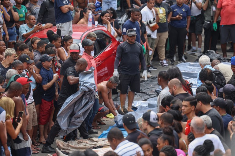 Corpos foram levados por moradores para a Praça São Lucas, na Penha, zona norte do Rio de Janeiro. Operação Contenção.