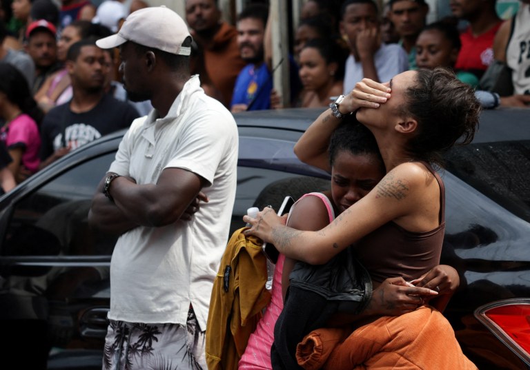 Pessoas de luto ao lado de corpos na rua no dia seguinte a uma operação policial mortal no Complexo da Penha, no Rio de Janeiro - 29 de outubro de 2025