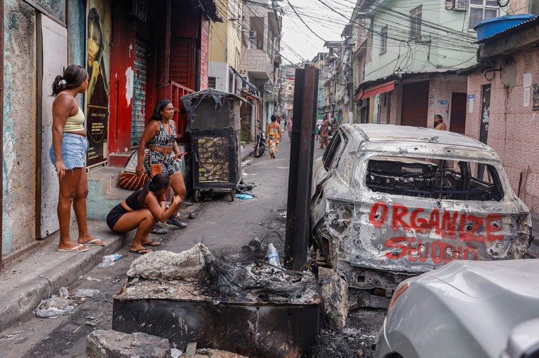 Rio de Janeiro (RJ), 29/10/2025 - Moradores protestam contra execuções na comunidade da Vila da Penha, alvo da Operação Contenção. No carro está escrito 'organize seu ódio'