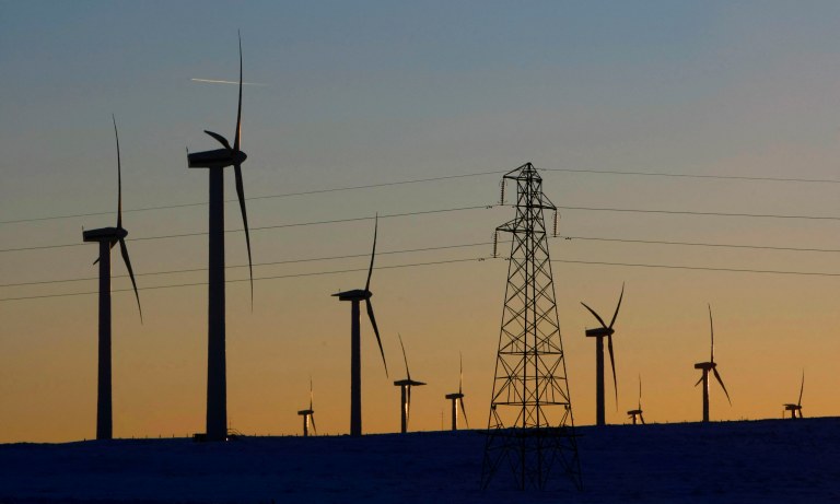 Usinas eólicas e torre de transmissão de energia