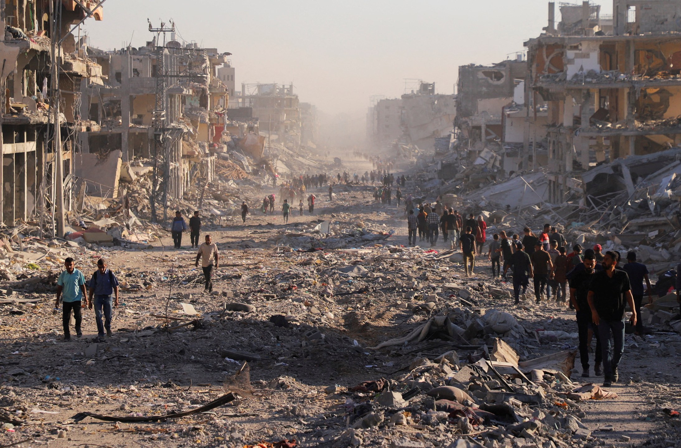Palestinos caminham em meio aos escombros e ao genocídio na Cidade de Gaza - 31/10/2025