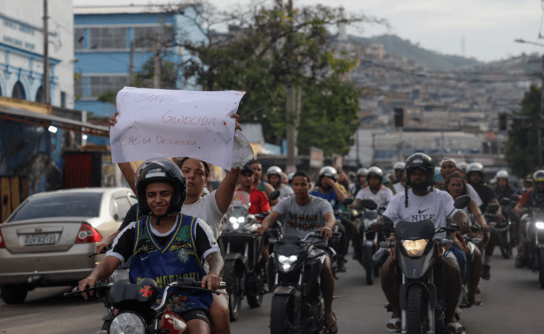 Pessoas em motocicletas protestam, um dia após uma operação policial fatal contra o tráfico de drogas na favela da Penha, no Rio de Janeiro, Brasil, 29 de outubro de 2025