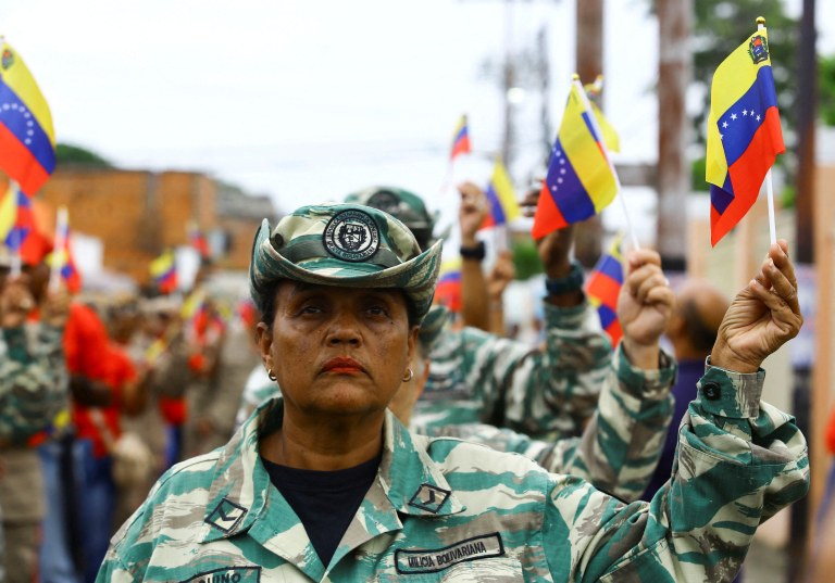 Membros da Milícia Nacional Bolivariana se reúnem após responder ao apelo do presidente da Venezuela, Nicolás Maduro, para defender a soberania nacional em meio à ofensiva militar do governo Trump no Mar do Caribe - 05/09/2025