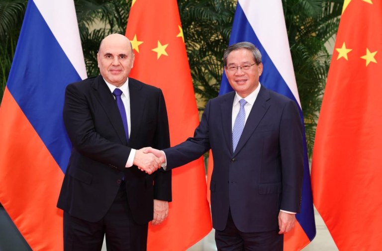 Chefes de governo chinês e russo realizam reunião regular, com foco em cooperação abrangente mais estreita
