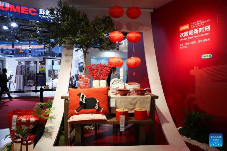 Novos produtos atraem público na 8ª CIIE em Shanghai
