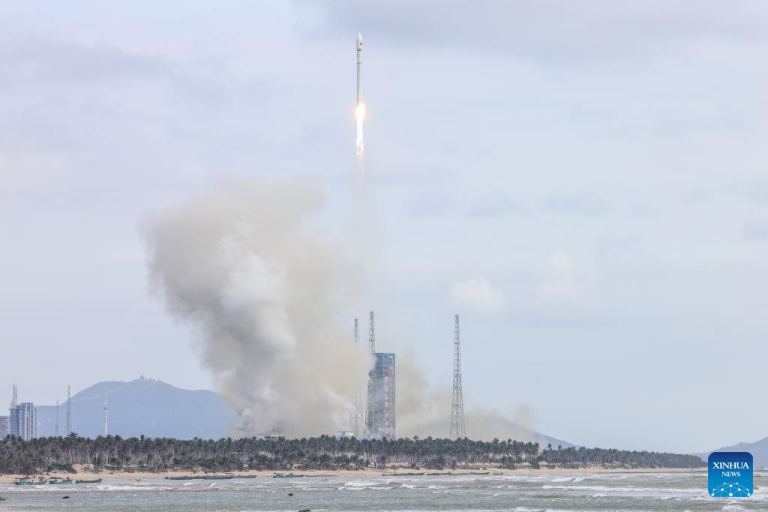 China lança grupo de satélites de órbita terrestre baixa