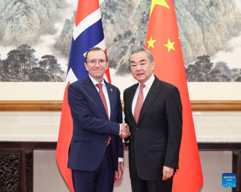 Chanceler chinês mantém conversações com homólogo norueguês