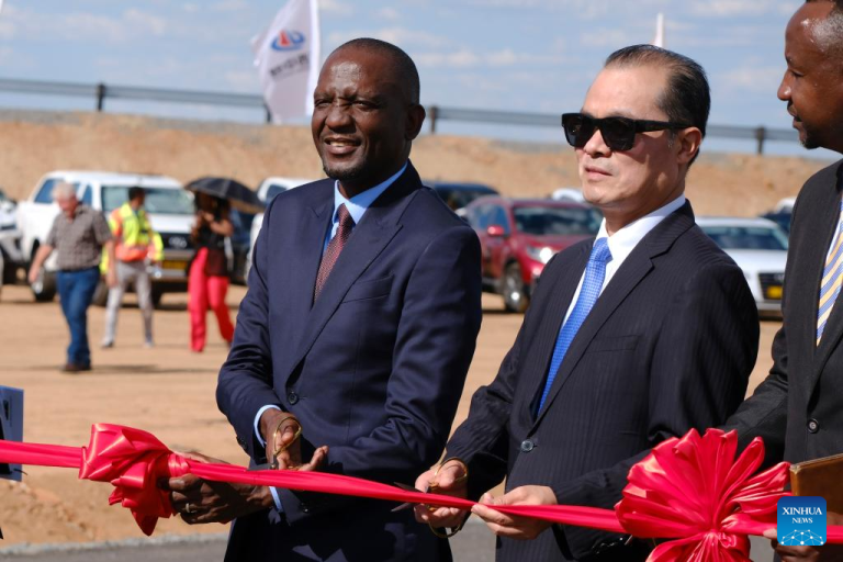 Rodovia construída com auxílio da China é oficialmente inaugurada na Namíbia, impulsionando a conectividade regional