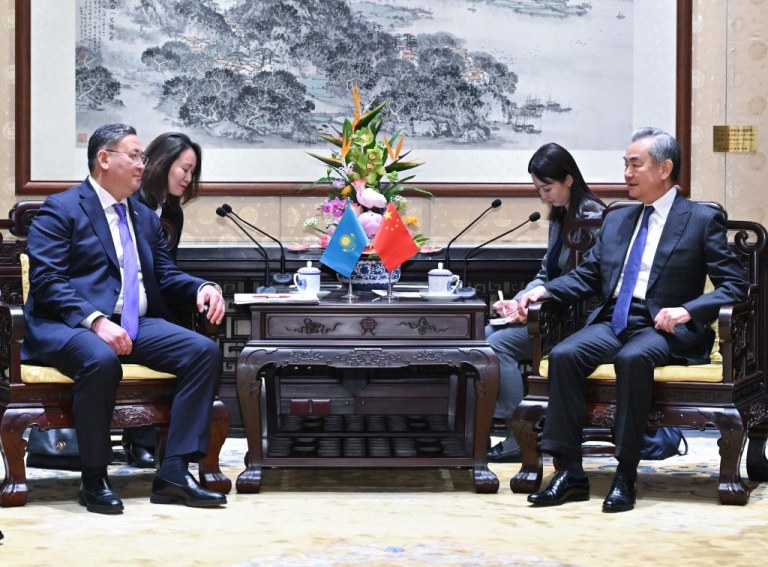 Wang Yi se encontra com funcionário cazaque