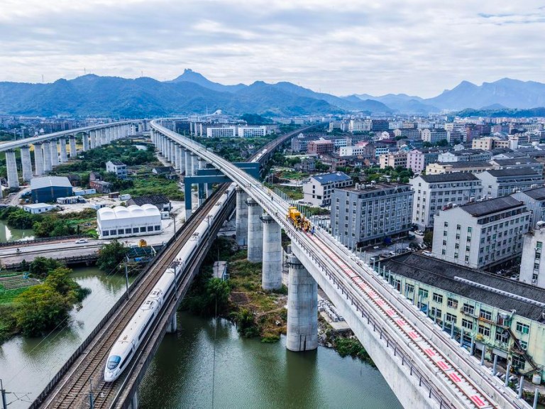 (Multimídia) Investimento em ativos fixos da China cai 1,7% nos primeiros dez meses