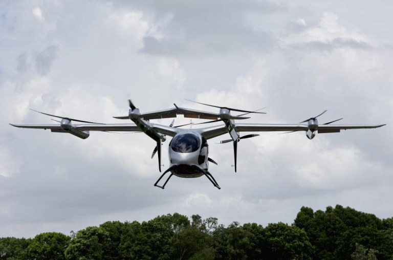 (Multimídia) Província montanhosa chinesa de Guizhou planeja lançar rota logística regular de drones de baixa altitude