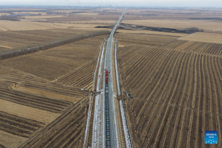 Concluído assentamento de trilhos da ferrovia de alta velocidade Harbin-Yichun