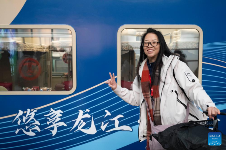 Trem turístico com temática de gelo e neve estreia em Harbin, nordeste da China