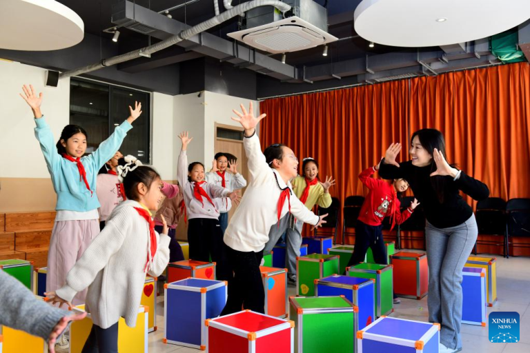 Escolas na cidade chinesa de Jinan aprimoram educação estética com programas de arte