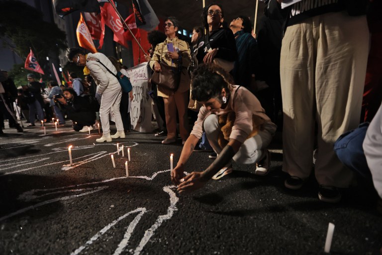 São Paulo (SP), 31/10/2025 - Pessoas na Avenida Paulista durante manifestação contra a operação policial Contenção no Rio de Janeiro.