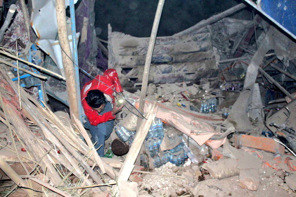 Integrante das equipes de resgate busca por sobreviventes em destroços após terremoto no Afeganistão
03/11/2025