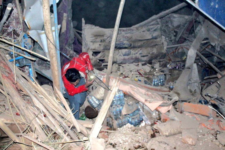 Integrante das equipes de resgate busca por sobreviventes em destroços após terremoto no Afeganistão
03/11/2025