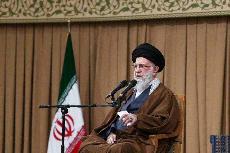 Líder supremo do Irã, aiatolá Ali Khamenei, discursa em evento para estudantes em Teerã, Irã - 03/11/2025