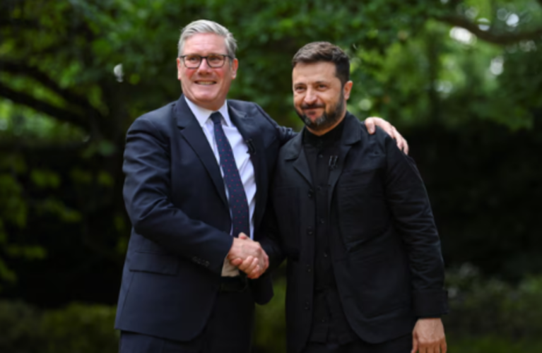 Keir Starmer e Zelensky