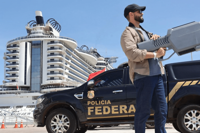 Policial federal com arma anti-drone durante a COP30
