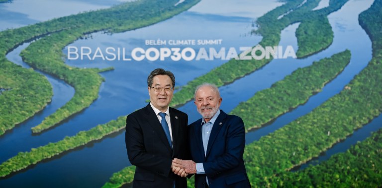 O pesidente Luiz Inácio Lula da Silva com o vice-primeiro-ministro do Conselho de Estado da China, Ding Xuexiang, durante a recepção oficial dos chefes de delegação da Cúpula do Clima (COP30), no Parque da Cidade, em Belém (PA) - 06.11.2025
