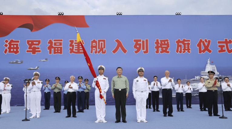 Xi Jinping no lançamento do porta-aviões Fujian