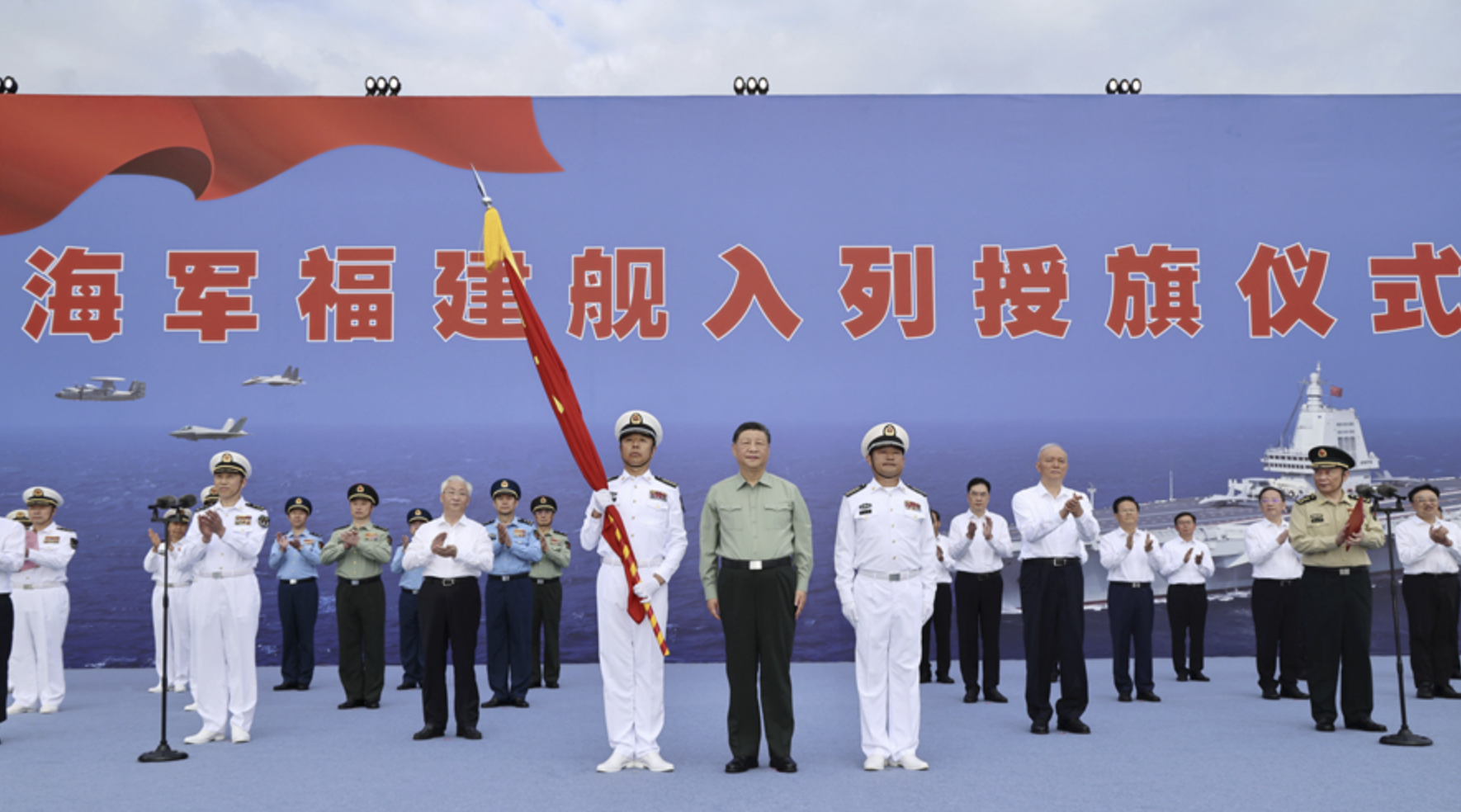 Xi Jinping no lançamento do porta-aviões Fujian