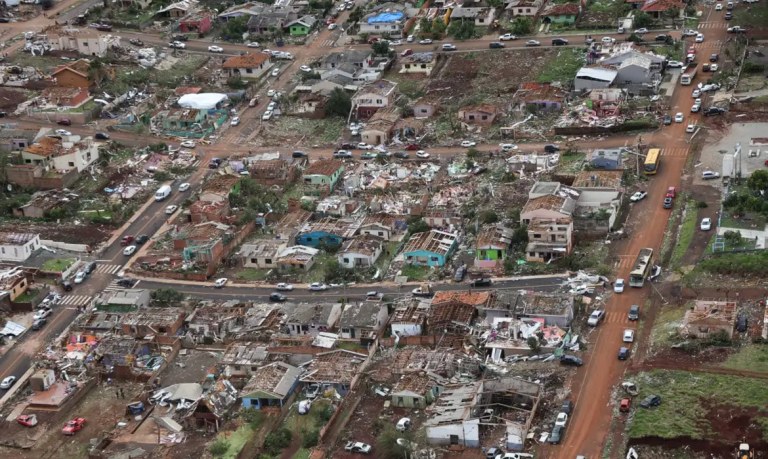 Devastação em Rio Bonito do Iguaçu, no Paraná, após tornado - 08/11/2025