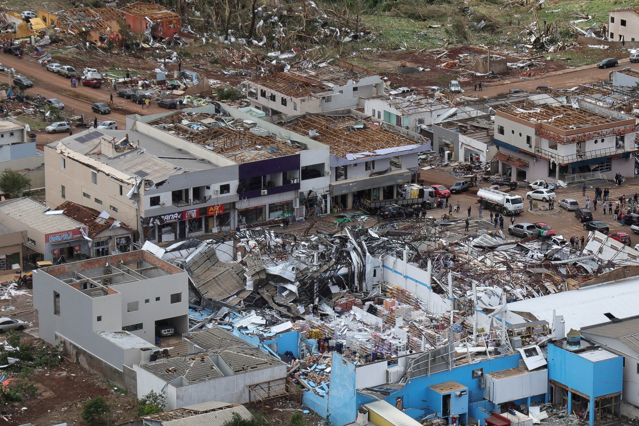 Vista área dos danos causados por tornado na cidade de Rio Bonito do Iguaçu (PR)