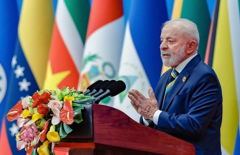 O presidente Luiz Inácio Lula da Silva, na sessão de abertura do IV Fórum CELAC-China, no "China National Convention Center II", em Pequim, na China