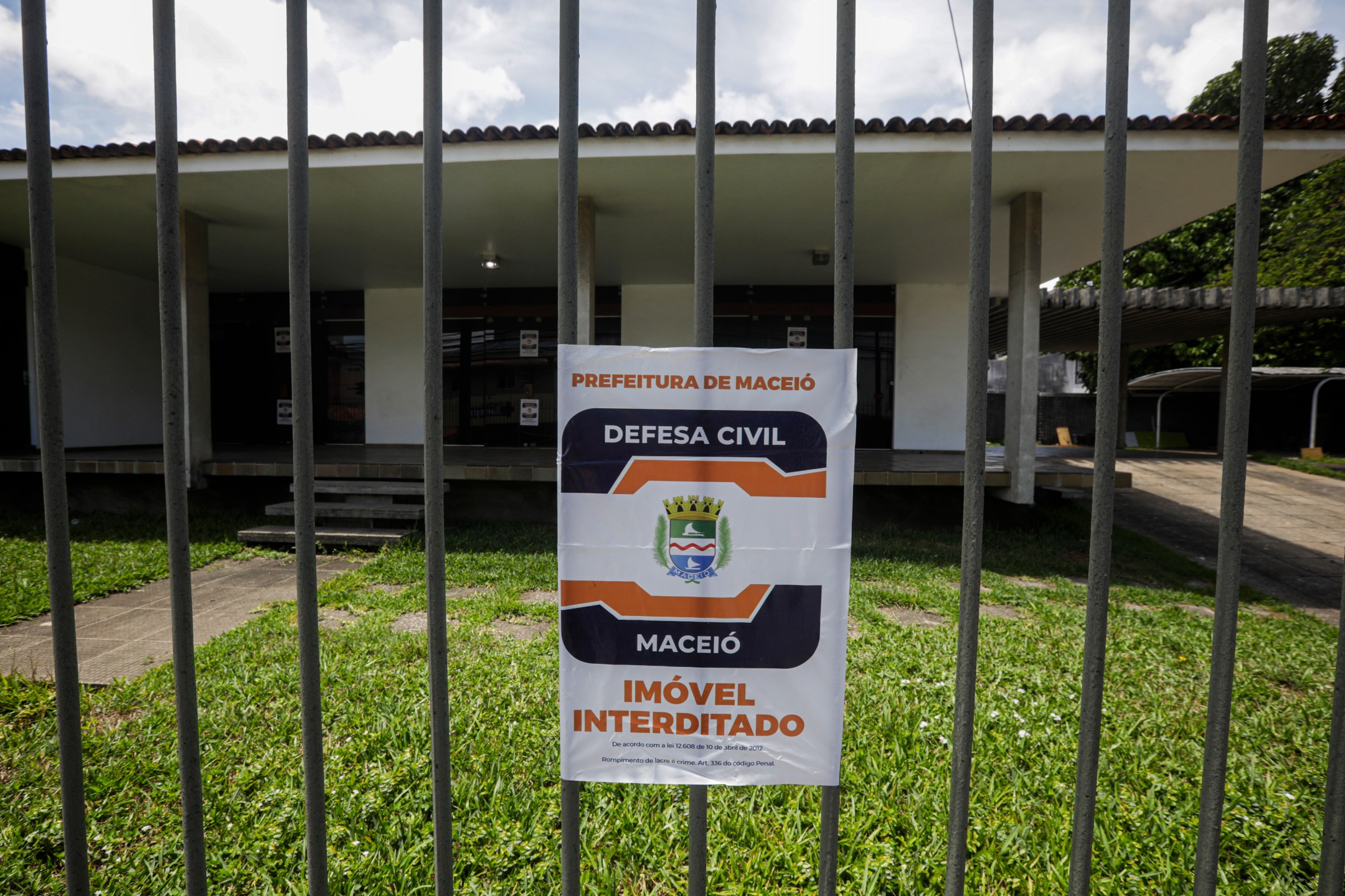 Maceió (AL) - 17/12/2023 - Casas nas proximidades da mina n°18 da mineradora Braskem na lagoa de Mundaú, interditadas com os avisos da prefeitura de Maceió e Defesa Civil