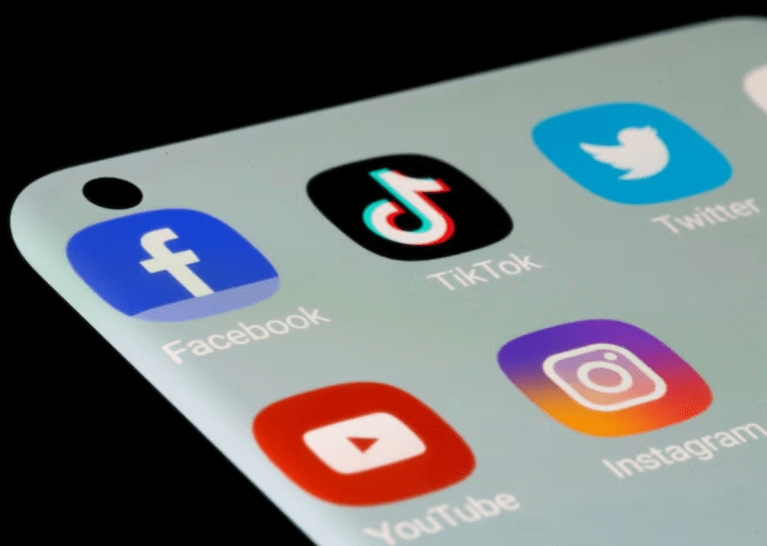 Facebook, TikTok, Twitter, YouTube e Instagram são exibidos em um smartphone.