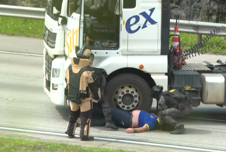 Interdição ocorre na altura do km 44, entre as rodovias Régis Bittencourt e a Imigrantes, no sentido da Dutra, em Itapecerica da Serra. As circunstâncias estão sendo investigadas.
