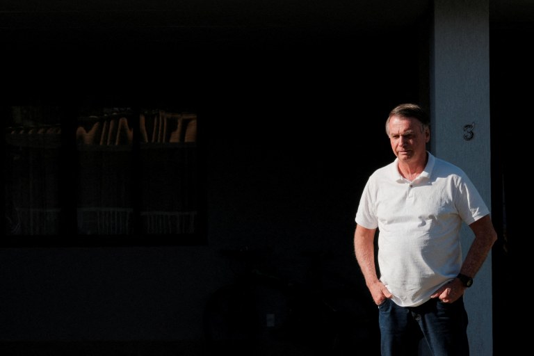 O ex-presidente Jair Bolsonaro em sua casa em Brasília-DF, onde cumpre prisão domiciliar, enquanto aguarda a execução penal pela condenação por golpe de Estado - 29/09/2025