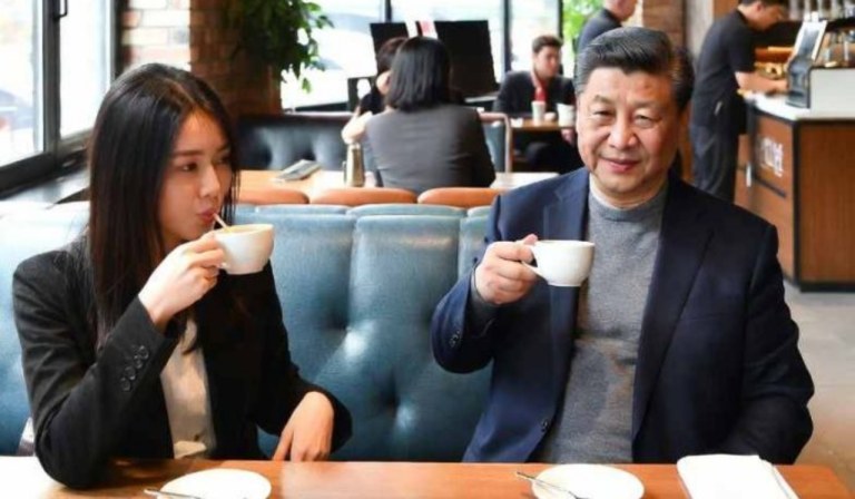 O presidente da China, Xi Jinping, tomando café
