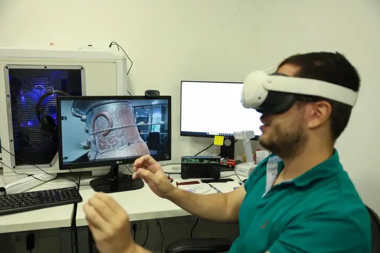Aluno interage com vaso Marajoara em realidade aumentada 3D, no Biodesign Lab PUC-Rio na zona sul do Rio de Janeiro.