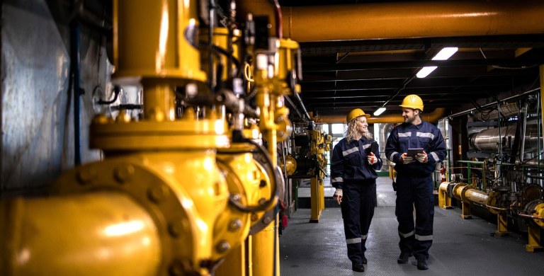 Complexo industrial da Cosan, representando a integração de energia limpa, logística eficiente e biocombustíveis que posicionam o Brasil como protagonista global na economia de baixo carbono