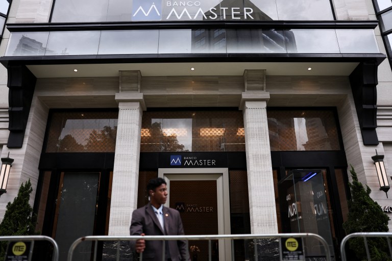 Segurança do lado de fora do Banco Master, após a prisão do acionista controlador do banco, Daniel Vorcaro, em São Paulo - 18 de novembro de 2025
