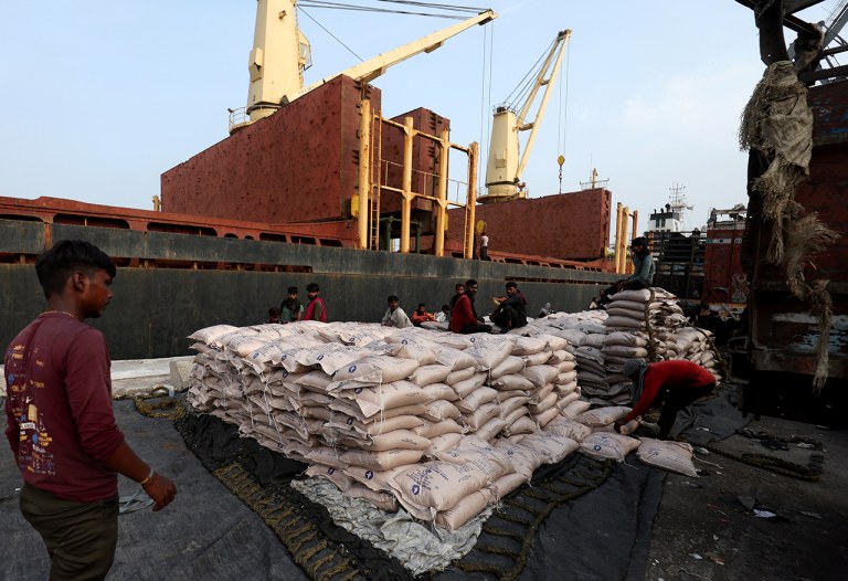 Um trabalhador organiza sacos de açúcar em uma rede para carregá-los em um navio de carga no Porto de Deendayal, em Kandla, no estado de Gujarat, oeste da Índia