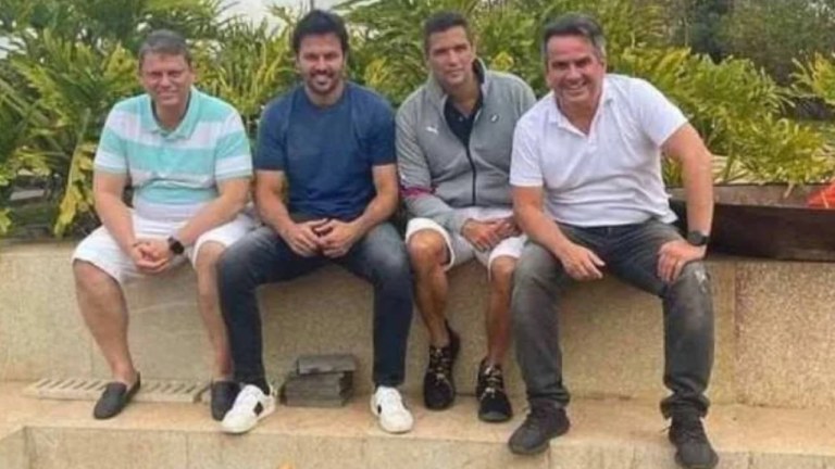 Tarcísio de Freitas, Fábio Faria, Roberto Campos Neto e Ciro Nogueira saboreando um churrasco no modo fogo de chão