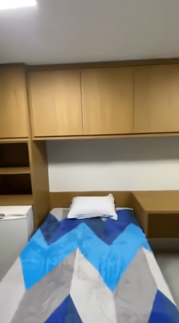 Sala especial da Polícia Federal prepara espaço reservado, com cama, banheiro privativo e estrutura básica, para a custódia preventiva de Jair Bolsonaro