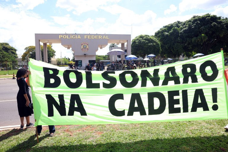 Brasília (DF) - 22/11/2025 - Manifestação em frente à sede da Polícia Federal após a prisão do ex-presidente Jair Bolsonaro
