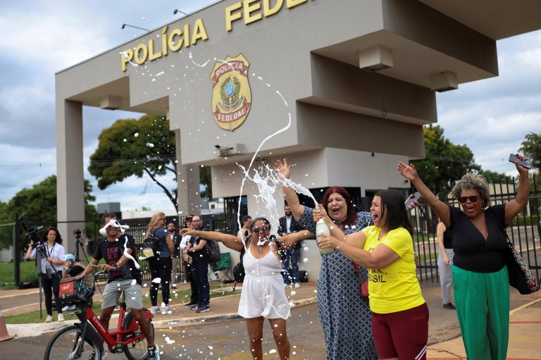Manifestantes celebram prisão de Bolsonaro em Brasília-DF - 22/11/2025
