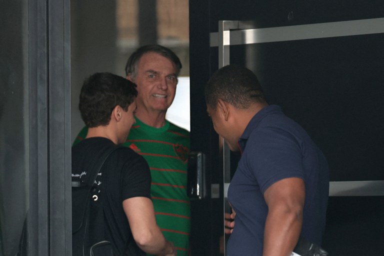 O ex-presidente Jair Bolsonaro aparece na porta de casa durante sua prisão domiciliar, em Brasília-DF - 
21 de novembro de 2025