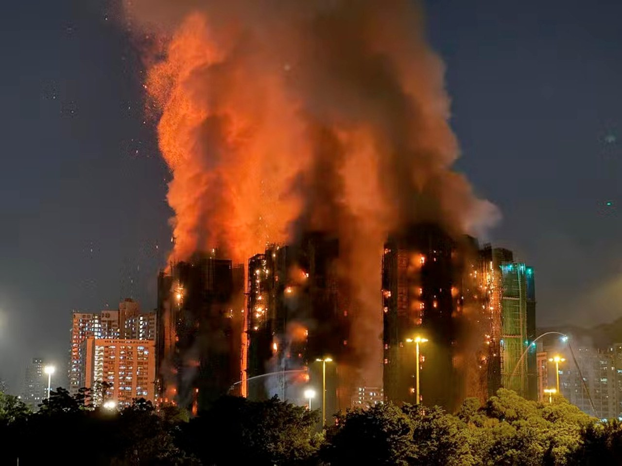 Complexo de prédios atingido por incêndio em Hong Kong